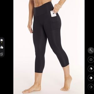Bally Total Fitness Mid-Calf Cropped Leggings